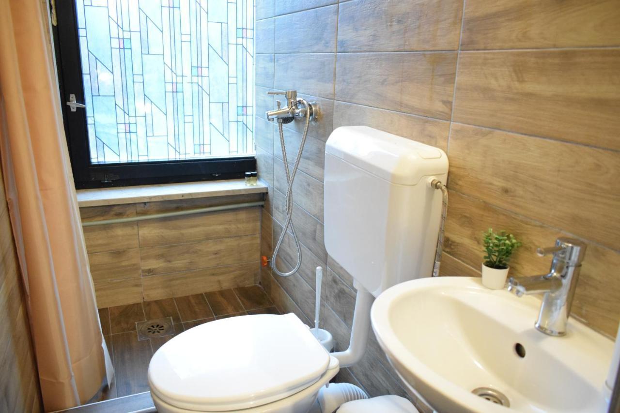 M - Square Private Rooms Skopje Bagian luar foto