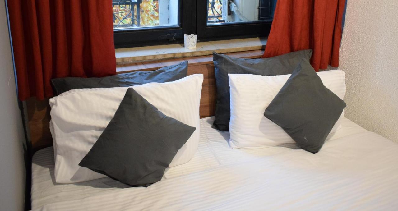 M - Square Private Rooms Skopje Bagian luar foto