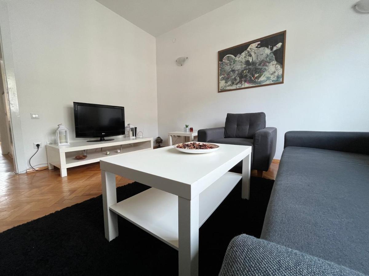 M - Square Private Rooms Skopje Bagian luar foto