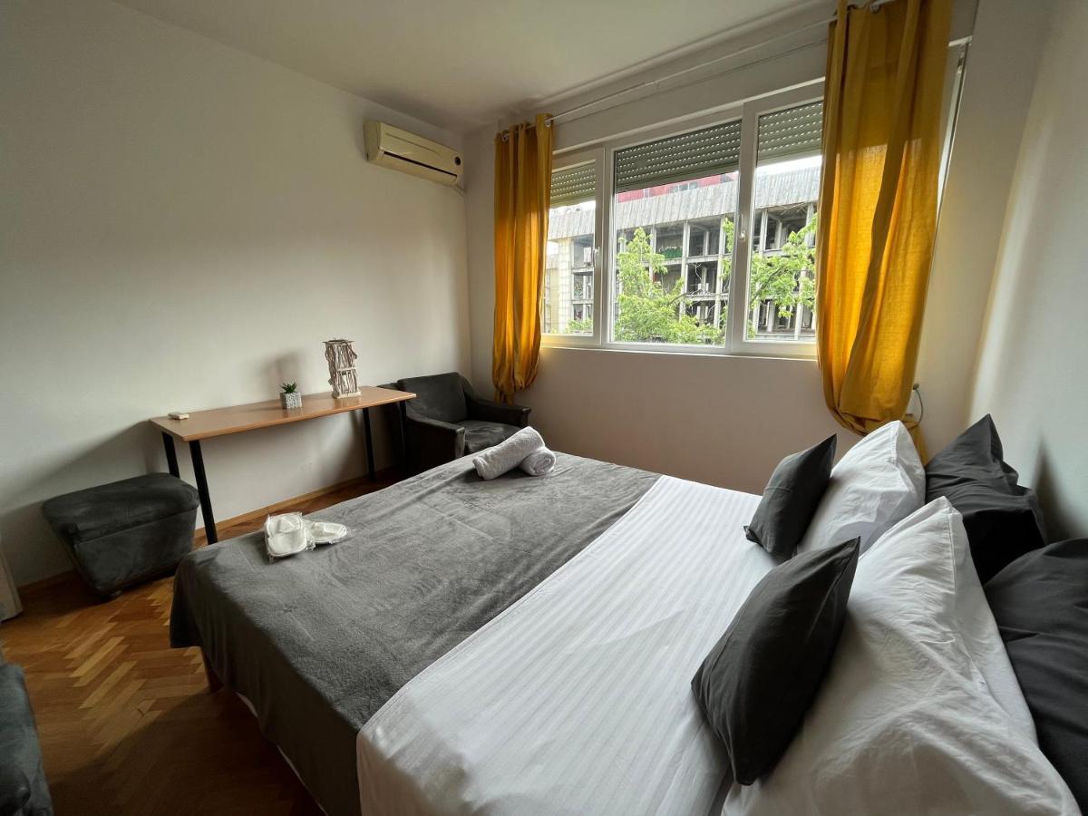 M - Square Private Rooms Skopje Bagian luar foto