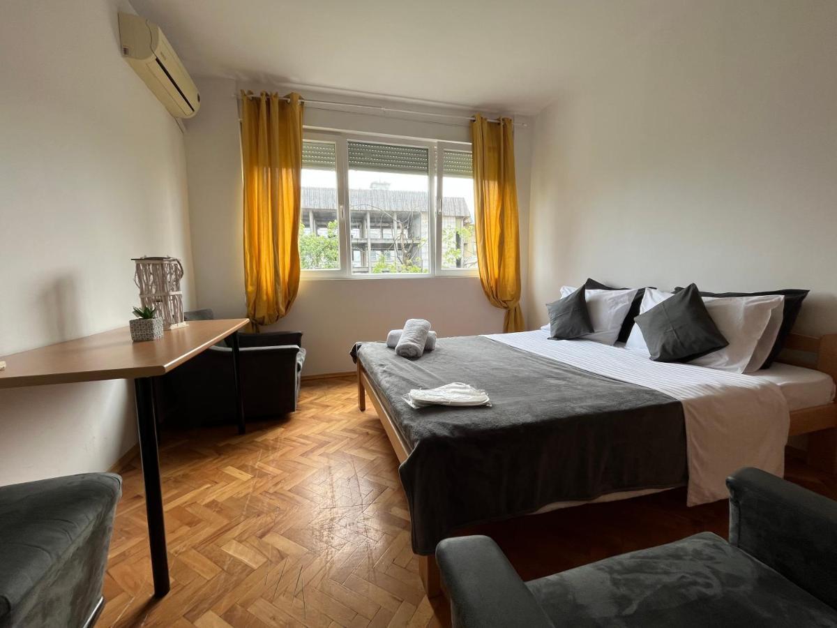 M - Square Private Rooms Skopje Bagian luar foto