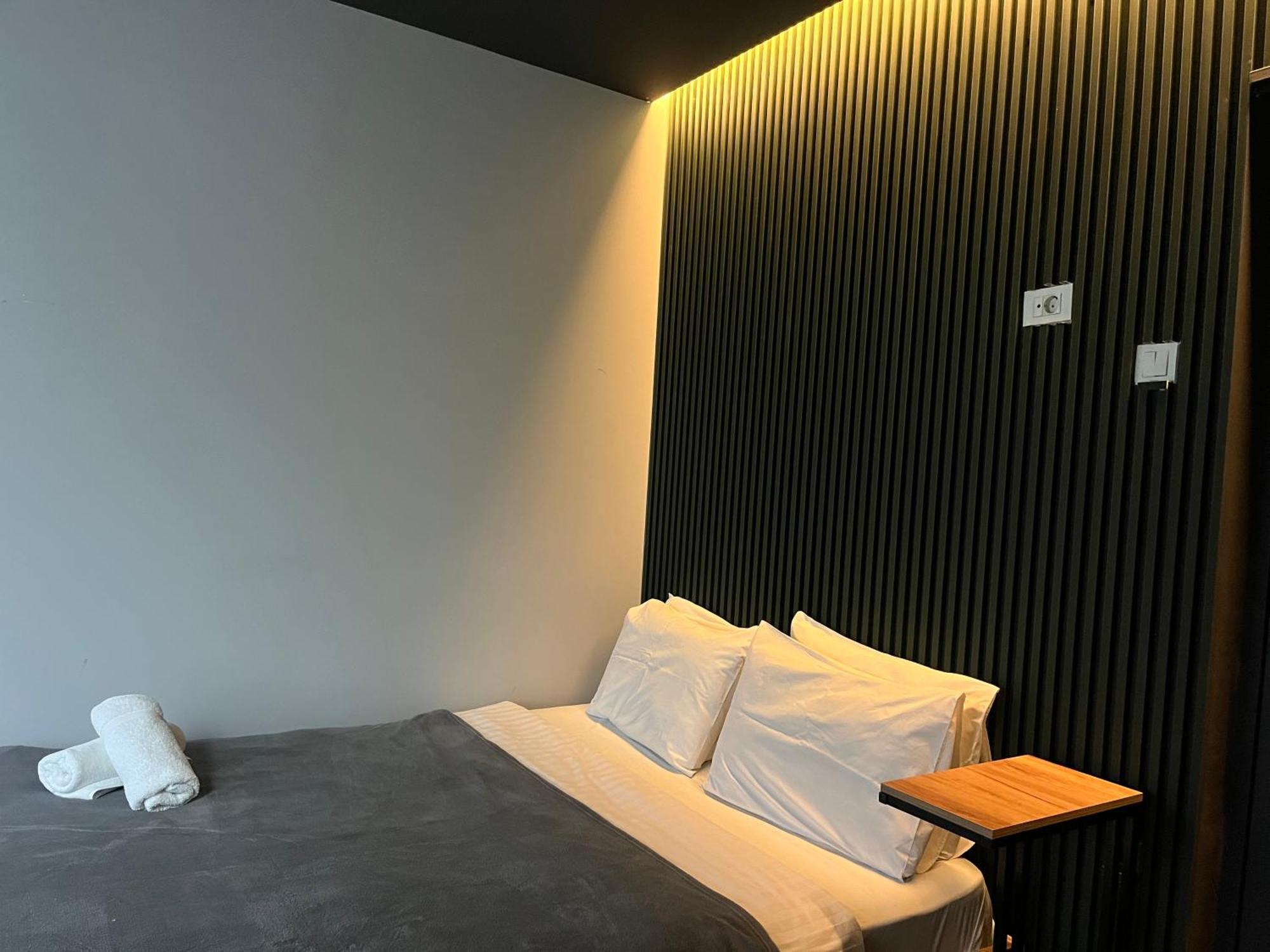 M - Square Private Rooms Skopje Ruang foto
